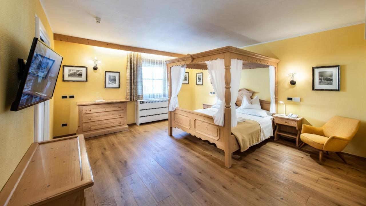 Hotel Cavallino Bianco - Weisses Roessl San Candido Exterior photo