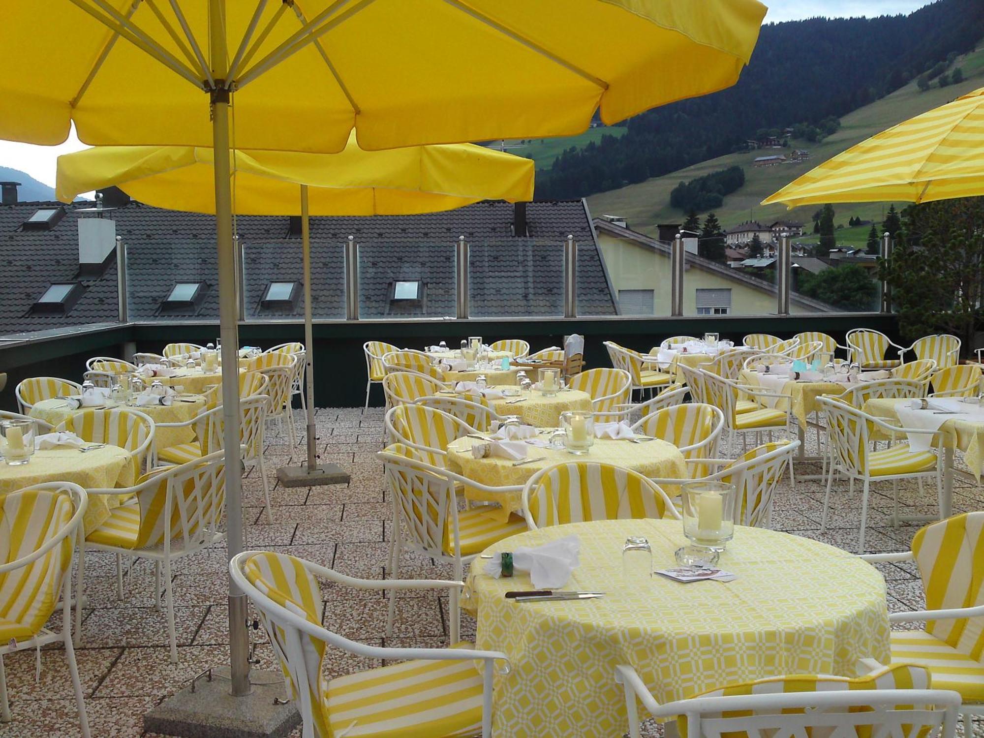 Hotel Cavallino Bianco - Weisses Roessl San Candido Exterior photo