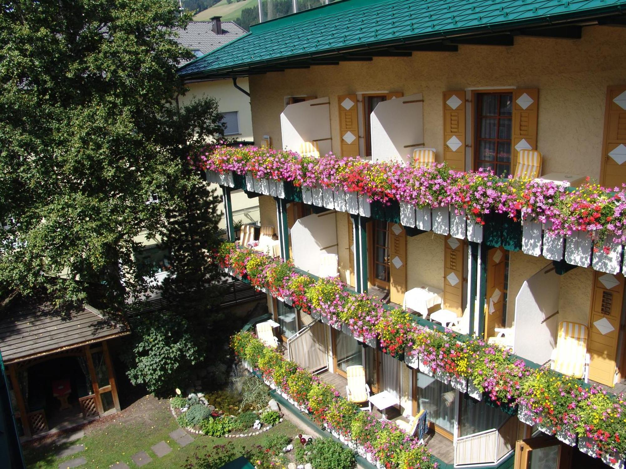 Hotel Cavallino Bianco - Weisses Roessl San Candido Exterior photo