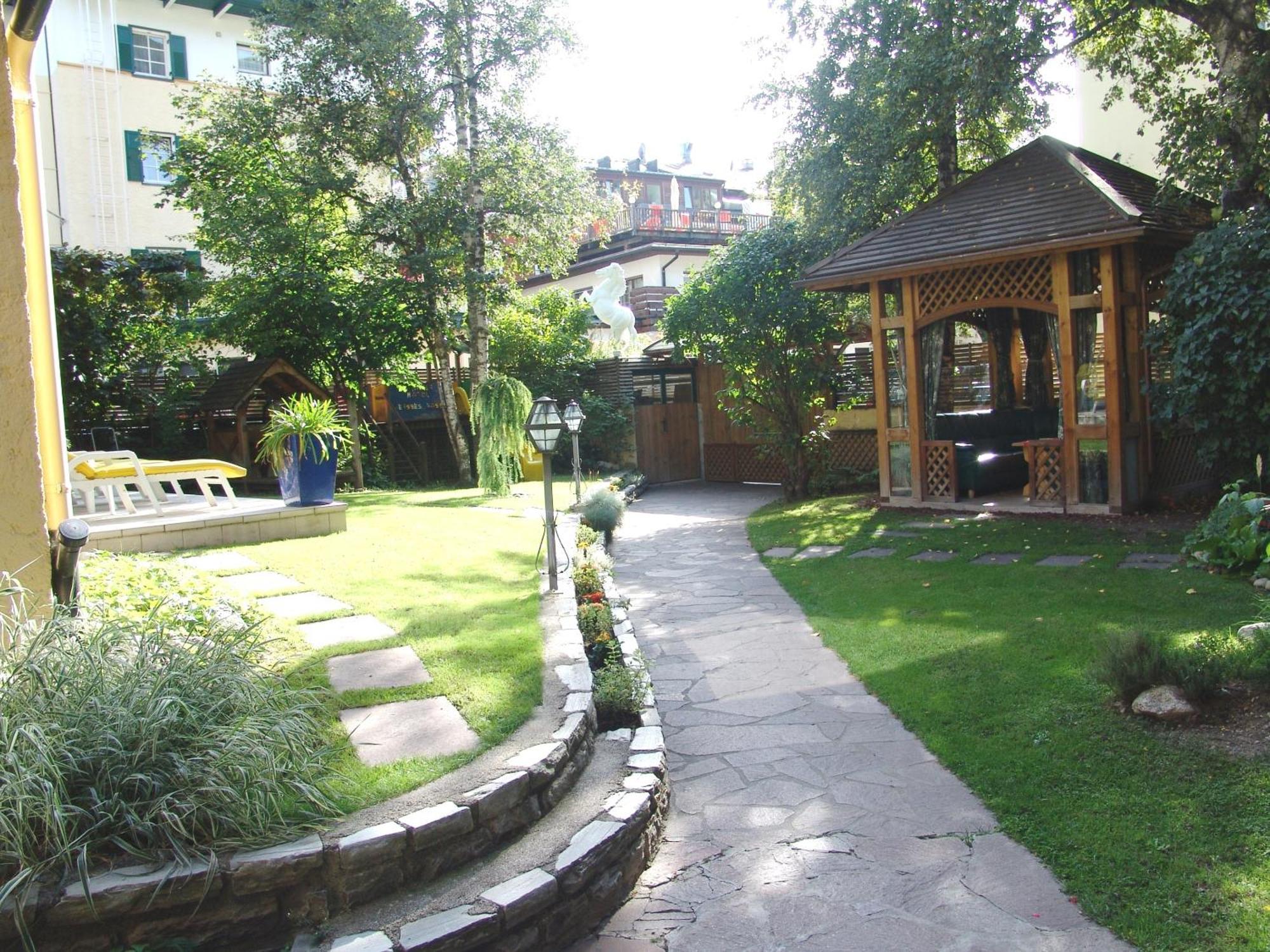 Hotel Cavallino Bianco - Weisses Roessl San Candido Exterior photo