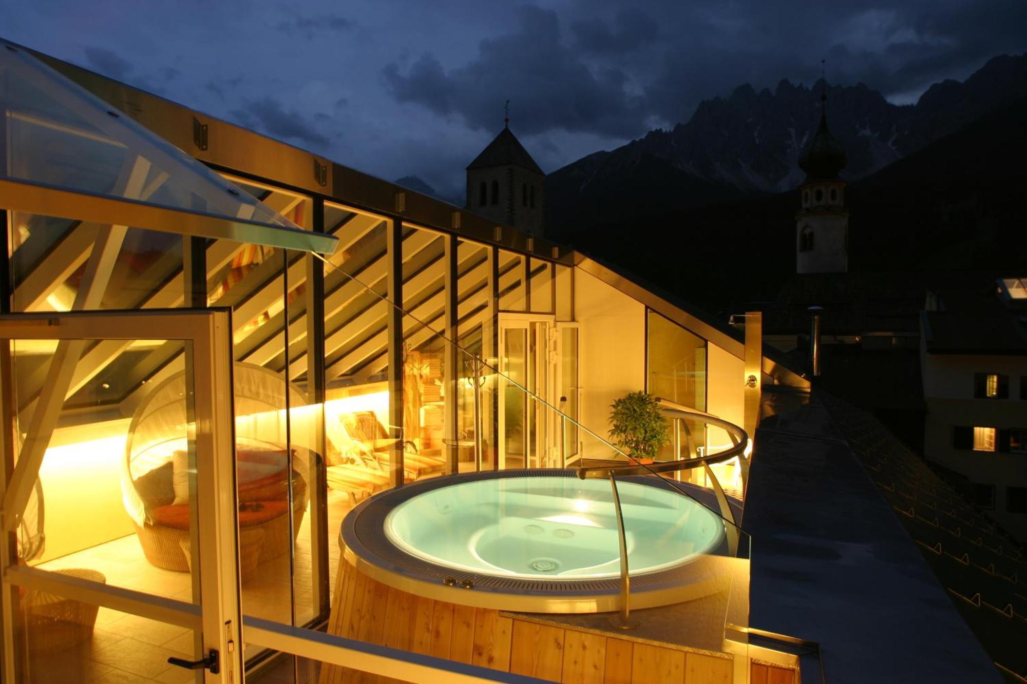 Hotel Cavallino Bianco - Weisses Roessl San Candido Exterior photo
