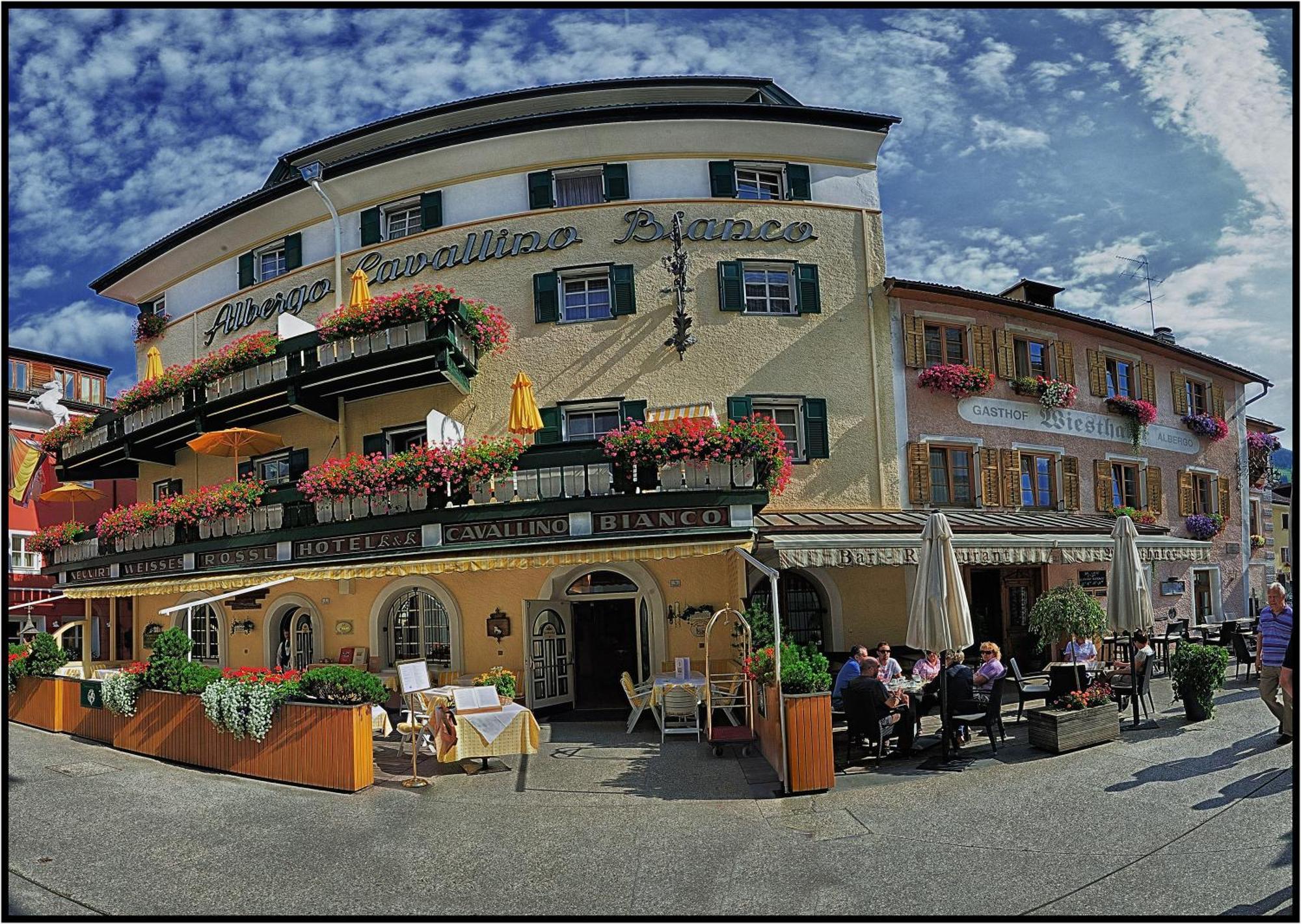 Hotel Cavallino Bianco - Weisses Roessl San Candido Exterior photo