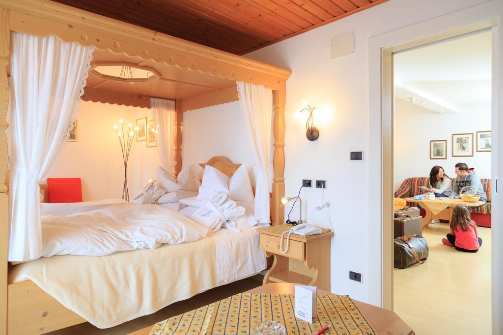 Hotel Cavallino Bianco - Weisses Roessl San Candido Exterior photo