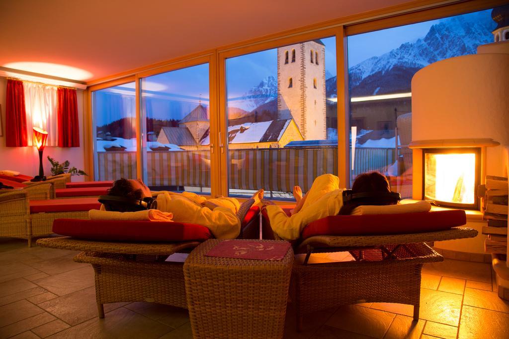 Hotel Cavallino Bianco - Weisses Roessl San Candido Exterior photo
