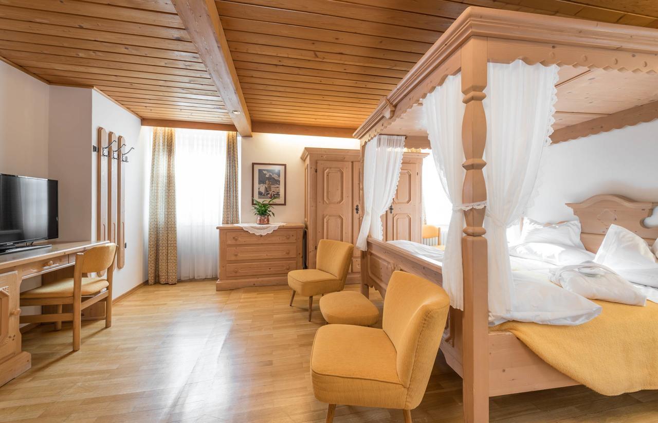 Hotel Cavallino Bianco - Weisses Roessl San Candido Exterior photo
